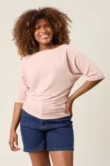 Blusa color rosa claro de hilo con textura acanalada horizontal, escote bote y mangas 3/4. Corte holgado.