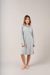 Camisón de algodón color gris con botones frontales y mangas largas, diseñado para mayor comodidad.