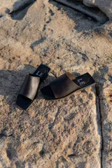Sandalias planas de cuero color marrón oscuro, con punta cuadrada y diseño minimalista.