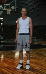 Bermuda deportiva gris con cintura elástica de rayas negras y grises. Estampado frontal con la palabra "RAVERS" y el número "90" en tipografía universitaria negra con borde blanco.