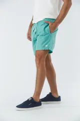 Short de baño liso color azul marino, con dos bolsillos delanteros y uno trasero.