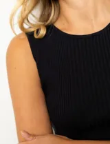 Musculosa celeste en tejido acanalado, con cuello a la base y sin mangas.
