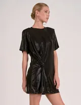 Vestido corto de manga corta, color negro con brillo metálico, confeccionado en lurex. Presenta un detalle de nudo o frunce en la parte delantera inferior.
