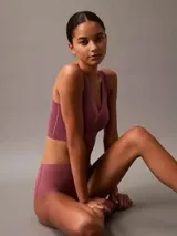 Bombacha hipster de cintura alta color rosa, sin costuras y con logo de la marca en la esquina superior.