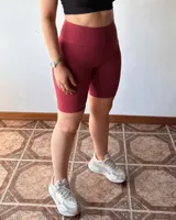 Calza biker de tiro alto, color rojo jaspeado, confeccionada en algodón y lycra opaca. Presenta una faja doble tela sin elástico superior para mayor sujeción.