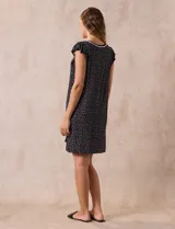 Camisón corto negro con estampado de lunares blancos, escote en V con puntilla blanca y botones.