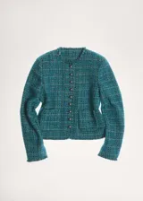 Chaqueta de tweed color verde azulado con cuello redondo, cierre frontal con botones efecto joya, dos bolsillos de parche delanteros, terminaciones deshilachadas y forro interior.
