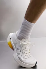 Zapatilla deportiva para correr largas distancias Zara Athleticz. Parte superior de tejido de punto transpirable, suela de TPE-A con placa de carbono interna y plantilla OrthoLite® extraíble.