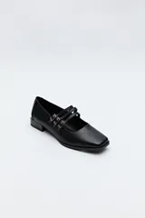 Zapato tipo Mary Jane color negro con textura de reptil, de charol sintético con punta cuadrada y triple tira con hebillas.