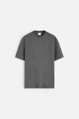 Camiseta gris de corte recto, cuello redondo y manga corta.