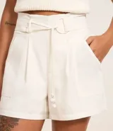 Short de cintura alta color blanco, confeccionado en viscolino, con cintura elástica en la espalda y cinturón incorporado con hebilla de media luna y tira doble para lazo.