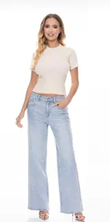 Pantalón de jean celeste con corte recto y aplicaciones de strass brillantes.