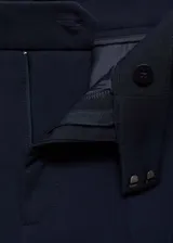 Pantalón de vestir azul marino de corte recto, con tiro medio, trabillas para cinturón, bolsillos laterales y bolsillos de ribete en la parte trasera.