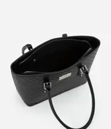 Bolso shopper grande de poliuretano negro con textura acolchada. Tiene correa de mano con detalles de hebilla y remaches plateados. Cierre superior con cremallera y forro de poliéster.