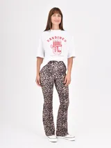 Calza negra acampanada con cintura alta.