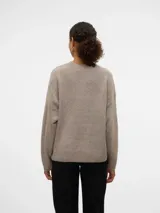 Sweater de punto grueso color beige, con cuello redondo y hombros caídos.