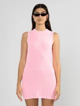 Vestido corto de punto color celeste, sin mangas y de corte ajustado.