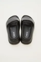 Sandalias negras tipo slide con plataforma.