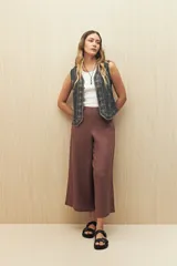 Pantalón capri celeste de tiro alto y corte ancho.