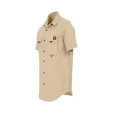 Camisa de manga corta color verde oliva con dos bolsillos de parche en el pecho con cierre de solapa y botón. Logo de Caterpillar bordado en la solapa del bolsillo izquierdo. Corte recto y cierre frontal con botones.