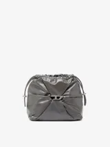 Bolso tipo cubo Diesel Scrunch-D color gris oscuro, confeccionado en cuero brillante con efecto arrugado. Presenta logo metálico "D" en el frente, cierre con cordones ajustables y correa de hombro extraíble.