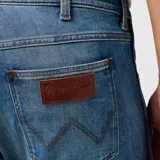 Pantalón de jean Wrangler modelo Greensboro de corte recto, color azul claro, con tiro bajo y leve elasticidad. Confeccionado en algodón y poliéster.