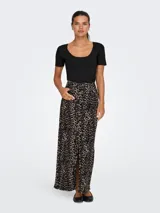 Falda midi de tiro alto con estampado animal print de leopardo en tonos beige y negro. Tiene abertura frontal y cierre con botones.
