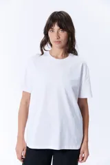 Remera blanca de manga corta con corte recto y abertura en la espalda.