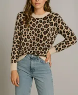 Sweater de punto color beige con estampado animal print de leopardo en tonos marrón y negro.
