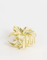 Broche dorado con forma de flor de cinco pétalos.