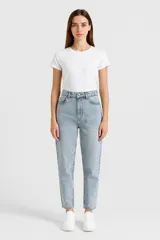 Pantalón de jean azul de corte recto, tiro alto y calce ajustado.