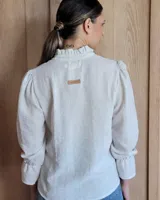 Blusa celeste con cuello mao y mangas abullonadas.