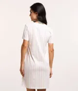 Camisón blanco de mangas cortas confeccionado en algodón con cuello redondo, estampa de rayas verticales de colores y estampa delantera de flechas con lettering playero.