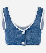 Top de jean azul con breteles anchos, escote en U, pinzas delanteras y cierre por botones en la espalda. Tiene rayas dobles blancas en los lados y los bordes.