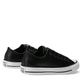 Championes Converse All Star Chuck Taylor de cuero negro con suela de goma blanca.