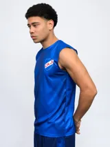 Musculosa de entrenamiento para hombre, color azul vibrante, con un patrón geométrico sutil en tonos más oscuros. Lleva el escudo del Club Nacional de Football en el pecho izquierdo.