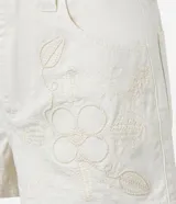 Short de cintura alta color crema, confeccionado en sarga con bordado floral, trabillas en la cintura, cierre tradicional y bolsillos.