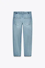 Pantalón de jean celeste de corte recto, tiro medio, con cinco bolsillos y trabillas.