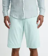 Bermuda masculina de sarga color rosado, con corte recto y bolsillos laterales.