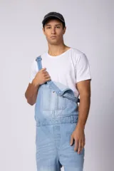 Jardinero de jean negro con breteles regulables y calce relaxed.