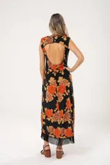 Vestido midi negro con estampado de flores naranjas y beige, espalda descubierta con tres botones en forma de flor, tajo lateral y flecos en el ruedo.