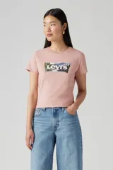 Remera de mangas cortas color rosa con logo de Levi's estampado con paisaje.