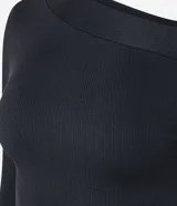Blusa negra de manga larga confeccionada en poliamida seamless, con escote asimétrico y bajo irregular con abertura lateral.