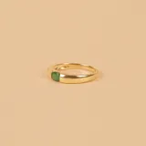 Anillo de oro de 9k con una esmeralda verde de 4x5mm, con un diseño elegante y ancho de 2mm.