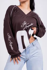 Remerón negro de corte holgado con estampado frontal del número 01 en blanco y la frase "Los Angeles" en las mangas.