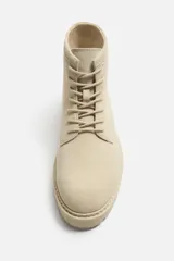 Bota de hombre color beige de cuero serraje con cordones, puntera redonda y suela track.
