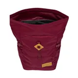 Mochila Jansport modelo Hatchet Rolltop, color bordó, con cierre superior enrollable y hebilla ajustable. Presenta un bolsillo frontal con solapa y un parche de cuero con el logo de la marca.