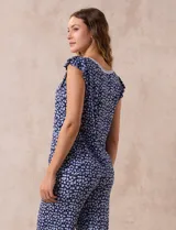 Conjunto de pijama marca René Rofé, compuesto por remera de tejido soft estampado con escote en V y botones, y pantalón capri con cintura elastizada.