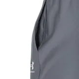 Conjunto deportivo Under Armour Challenger azul marino, compuesto por campera con cierre y pantalón largo. La campera tiene cuello alto, cierre frontal completo, bolsillos laterales y logo de la marca en el pecho. El pantalón tiene cintura elástica con cordón ajustable, bolsillos laterales y cierres en los tobillos.