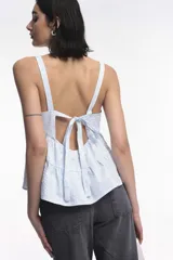 Top rosado con textura arrugada, breteles anchos y corte escalonado con volados.